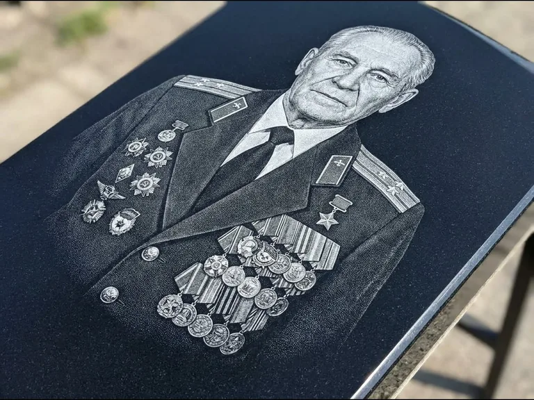 Гравировка фото на памятнике — военный / ветеран в Ставрополе