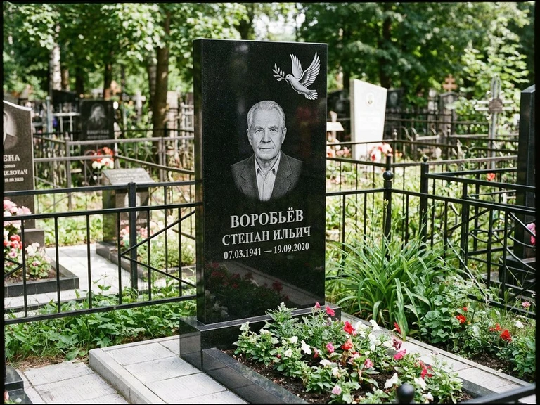 Гравировка голубей на памятник в Ставрополе — памятник из чёрного гранита с гравировкой