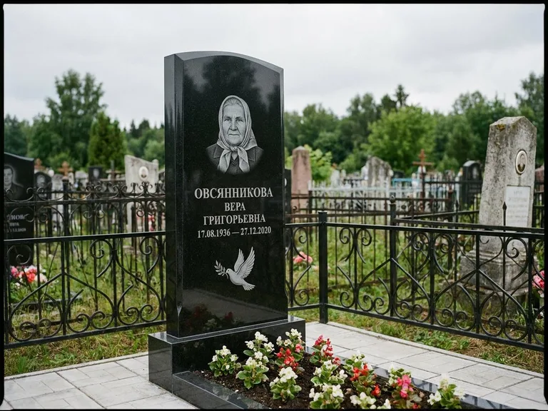 Памятник с гравировкой голубей — гравировка голубя с оливковой ветвью рядом с эпитафией, работа «Овсянникова» в Ставрополе
