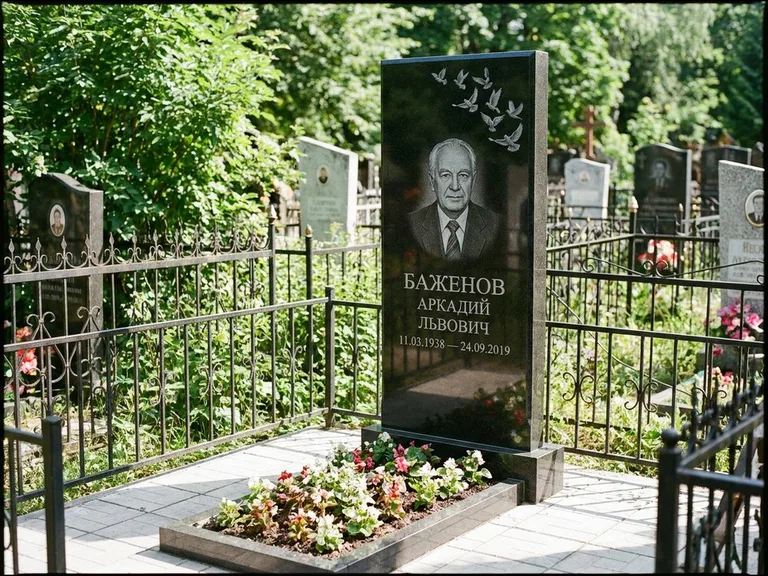 Памятник с гравировкой голубей — гравировка стаи голубей, взлетающей от угла стелы, работа «Баженов» в Ставрополе