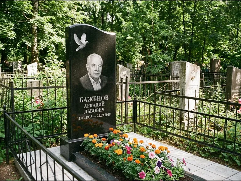 Памятник с гравировкой голубей — белая гравировка взлетающего голубя над портретом, работа «Баженов» в Ставрополе