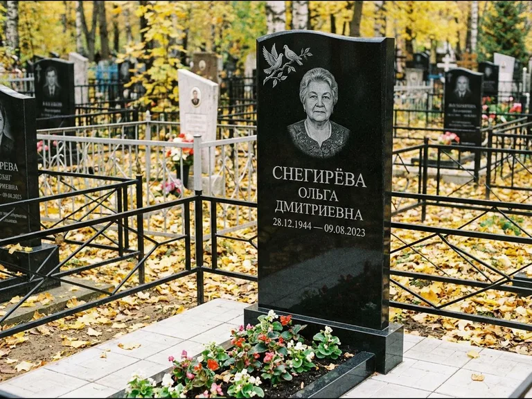 Памятник с гравировкой голубей — гравировка пары голубей на ветке в верхнем углу стелы, работа «Снегирёва» в Ставрополе