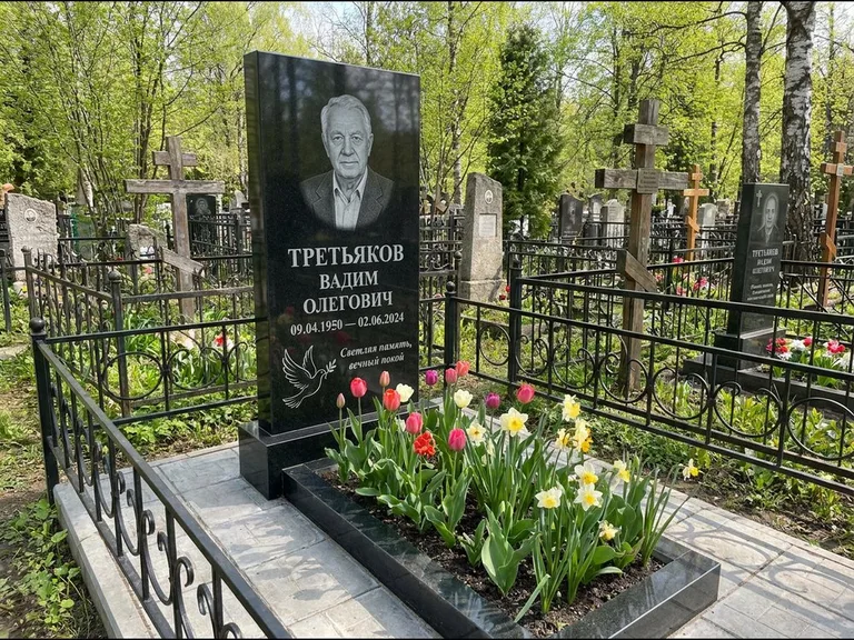 Памятник с гравировкой голубей — гравировка голубя с оливковой ветвью рядом с эпитафией, работа «Третьяков» в Ставрополе