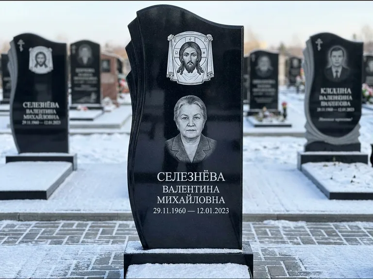 Памятник с гравировкой иконы — Казанская икона Божией Матери на стеле, работа «Одинцов» в Ставрополе