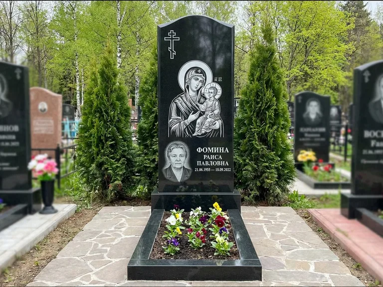 Памятник с гравировкой иконы — икона в резном киоте, работа «Гущин» в Ставрополе