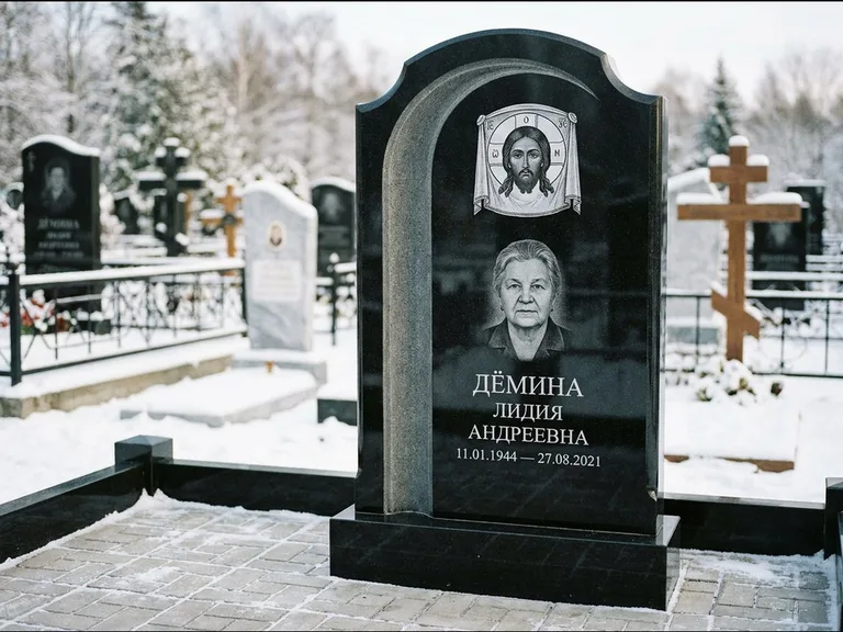 Памятник с гравировкой иконы: гранёный восьмиугольный обелиск с крестом — гравировка Николая Чудотворца, семейный участок с гранитной скамьёй, работа «Зотов» в Ставрополе