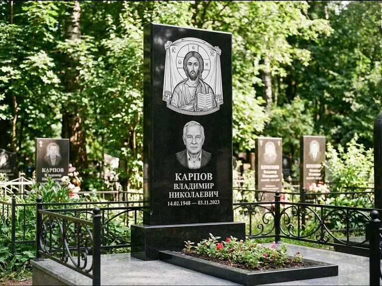 Памятник с гравировкой иконы: широкая двойная семейная стела — золочёный нимб на образе, цветник с красными розами, работа «Воронцова» в Ставрополе