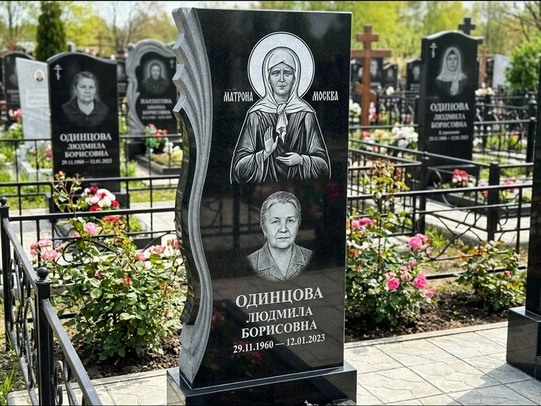 Памятник с гравировкой иконы: ступенчатая двухуровневая стела — Архангел Михаил на стеле, каменная дорожка из плитняка, работа «Одинцов» в Ставрополе