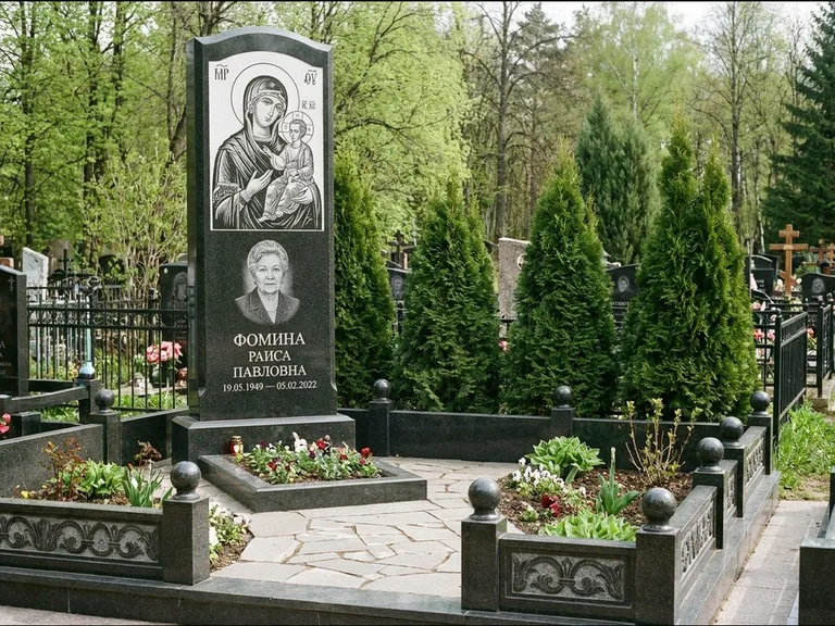 Памятник с гравировкой иконы: высокий гранёный обелиск с крестом-навершием — гравировка образа Матроны Московской, открытый участок без ограды, работа «Третьяков» в Ставрополе