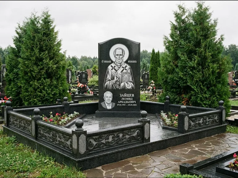 Памятник с гравировкой иконы: стела с гранитным столиком и скамьёй — Архангел Михаил на стеле, семейный участок с плиткой, работа «Верещагина» в Ставрополе