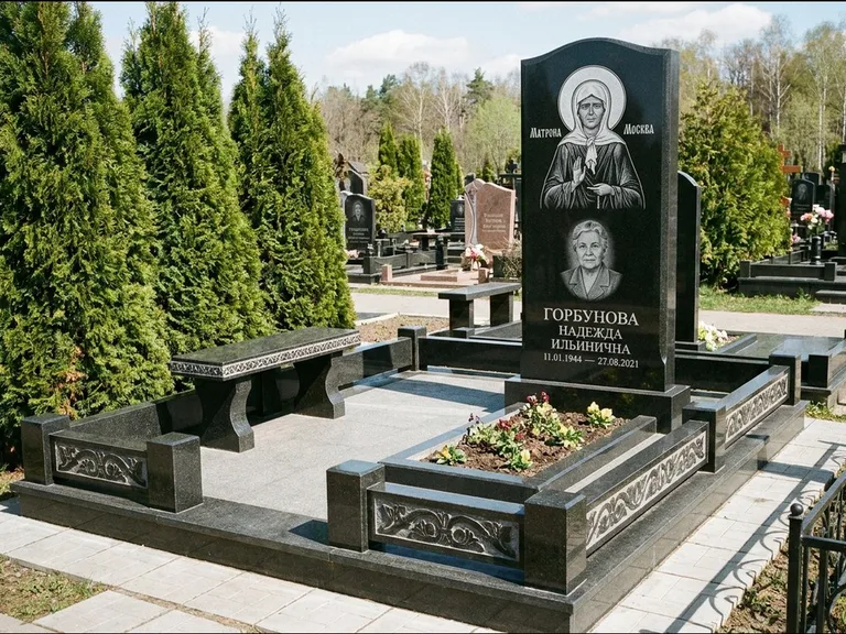 Памятник с гравировкой иконы: стела в форме раскрытой книги с образом — гравировка образа Спасителя, цоколь тёмной плиткой, работа «Зотов» в Ставрополе