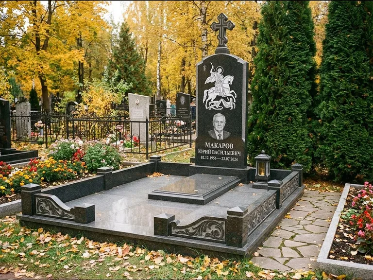 Памятник с гравировкой иконы: ступенчатая трёхуровневая стела — золочёный нимб на образе, дорожка из природного плитняка, работа «Лебедева» в Ставрополе