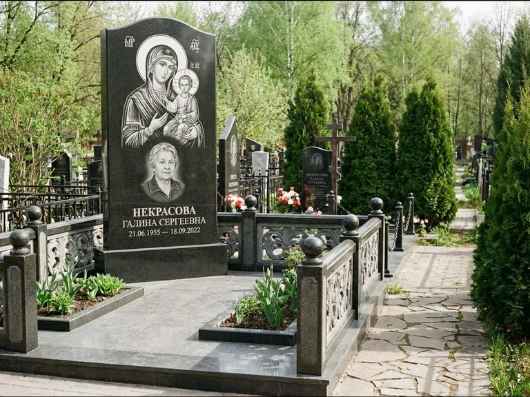 Памятник с гравировкой иконы: полукруглая стела с купольным навершием — Архангел Михаил на стеле, заснеженный зимний участок, работа «Гущин» в Ставрополе