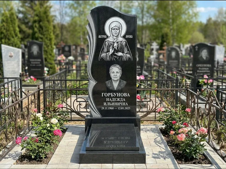 Памятник с гравировкой иконы — икона в резном киоте, работа «Одинцов» в Ставрополе