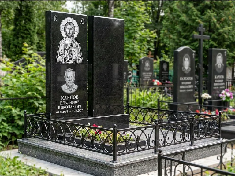 Памятник с гравировкой иконы — Казанская икона Божией Матери на стеле, работа «Богданова» в Ставрополе