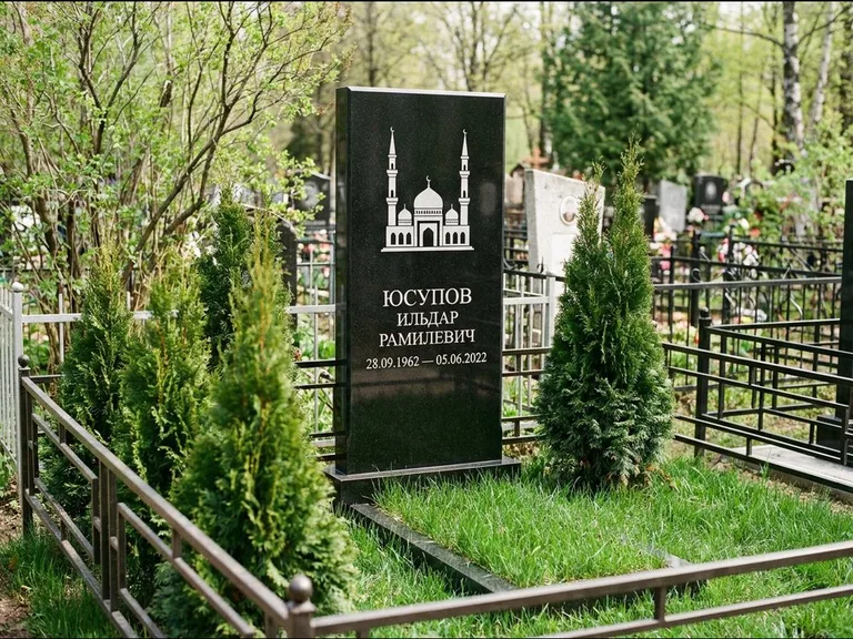 Мусульманский памятник с гравировкой мечети — силуэт мечети с двумя минаретами над именем, работа «Юсупов» в Ставрополе