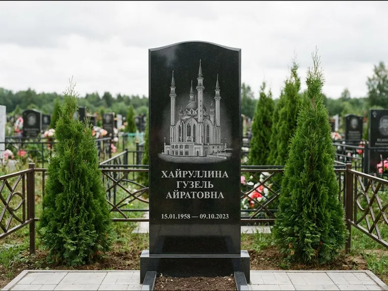 Мусульманский памятник с гравировкой мечети — мечеть Кул-Шариф на обороте стелы, работа «Хайруллина» в Ставрополе