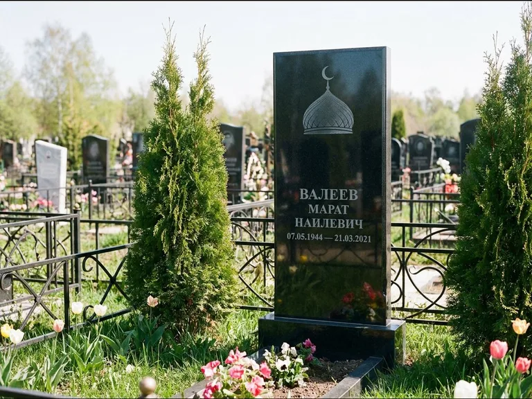Мусульманский памятник с гравировкой мечети — купол с полумесяцем в верхней части, работа «Валеев» в Ставрополе