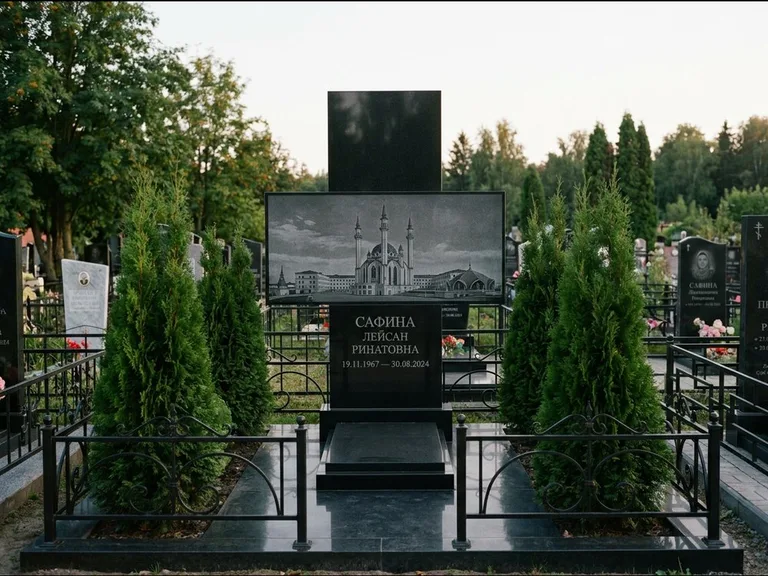 Мусульманский памятник с гравировкой мечети — панорама мечети во всю ширину стелы, работа «Сафина» в Ставрополе