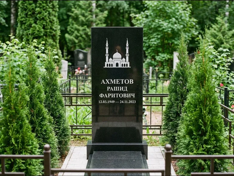 Мусульманский памятник с гравировкой мечети — силуэт мечети с двумя минаретами над именем, работа «Ахметов» в Ставрополе