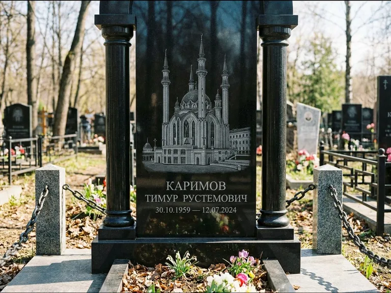 Мусульманский памятник с гравировкой мечети: стела с колоннами-минаретами по бокам — детализированная гравировка мечети Кул-Шариф, гранитные столбики с провисающей цепью, работа «Каримов» в Ставрополе