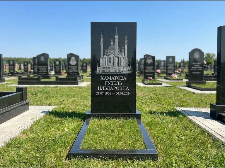 Мусульманский памятник с гравировкой мечети: небольшая скромная одиночная стела — золочёная гравировка мечети, аккуратный участок с газоном, работа «Нигматуллина» в Ставрополе