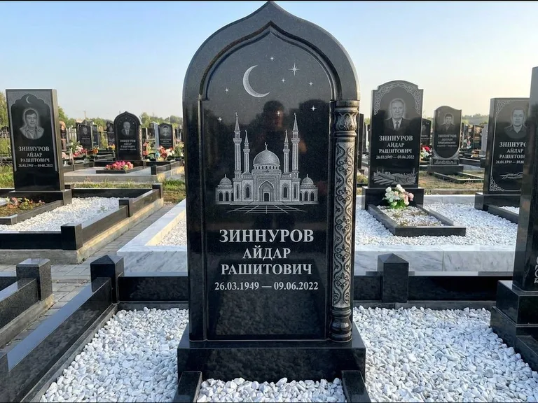 Мусульманский памятник с гравировкой мечети: стела с михраб-верхом и резной боковой колонной — детализированная гравировка мечети Кул-Шариф, белая мраморная крошка, работа «Ахметов» в Ставрополе