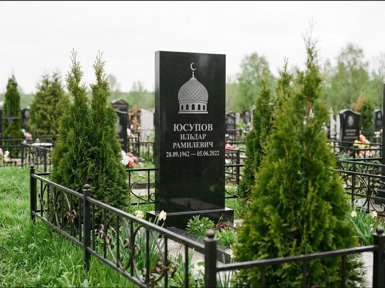 Мусульманский памятник с гравировкой мечети — купол с полумесяцем в верхней части, работа «Юсупов» в Ставрополе
