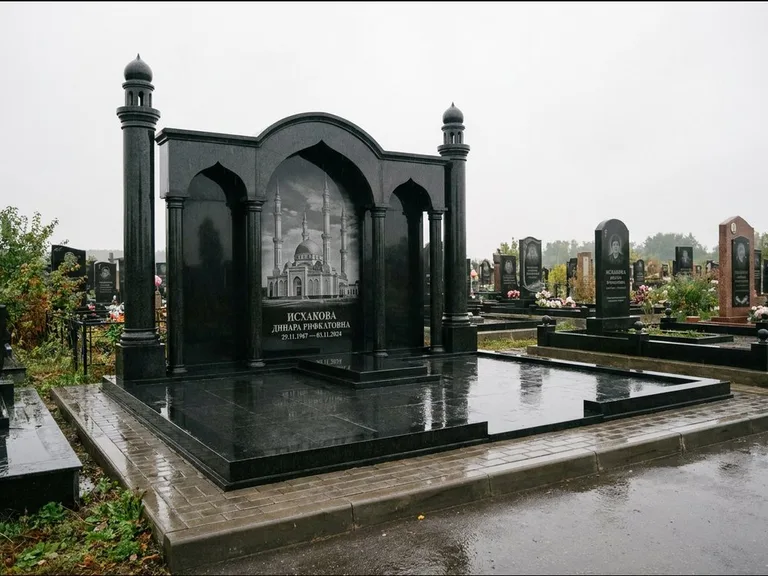 Мусульманский памятник с гравировкой мечети: семейный мемориал с колоннами-минаретами и аркой — золочёная гравировка мечети, большая мощёная площадка, работа «Абдуллаева» в Ставрополе