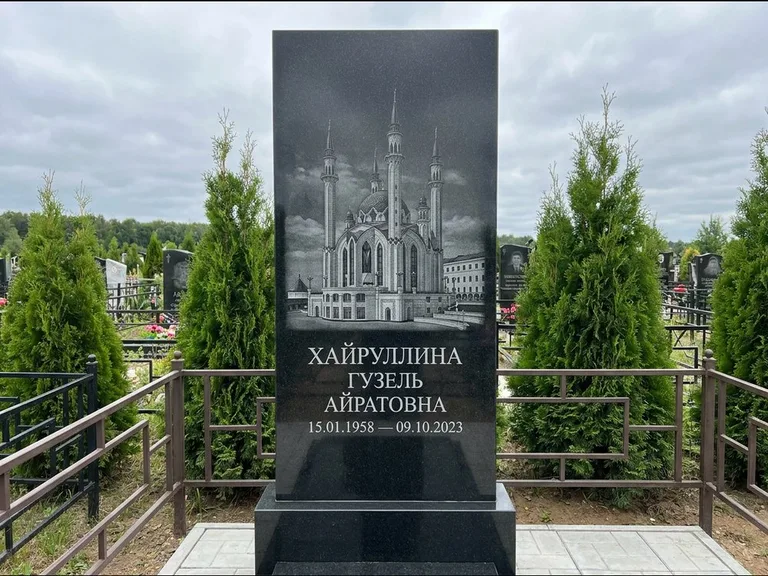 Мусульманский памятник с гравировкой мечети — панорама мечети во всю ширину стелы, работа «Хайруллина» в Ставрополе