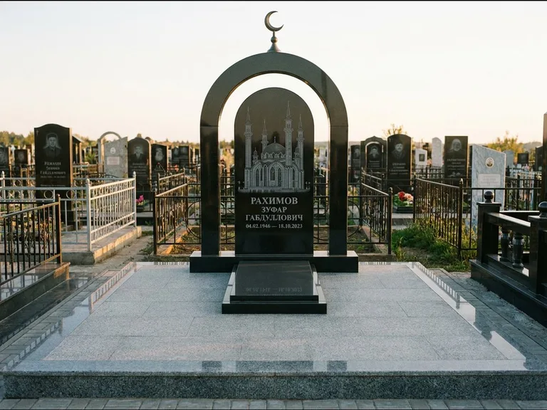 Мусульманский памятник с гравировкой мечети: монументальная стела-арка с полумесяцем на вершине — детализированная гравировка мечети Кул-Шариф, мощёная гранитная площадка с бордюром, работа «Юсупов» в Ставрополе