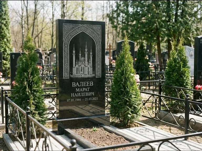 Мусульманский памятник с гравировкой мечети — мечеть в восточной арке с орнаментом, работа «Валеев» в Ставрополе