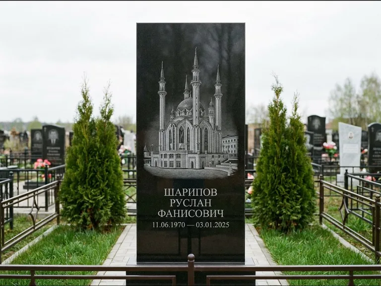 Мусульманский памятник с гравировкой мечети — мечеть Кул-Шариф на обороте стелы, работа «Шарипов» в Ставрополе