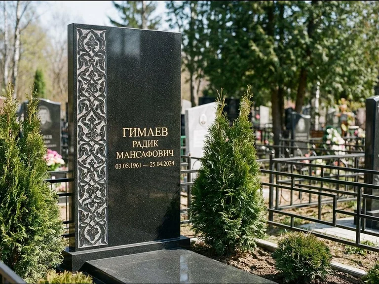 Мусульманский памятник — колонна ислими по краю стелы, работа «Гимаев» в Ставрополе