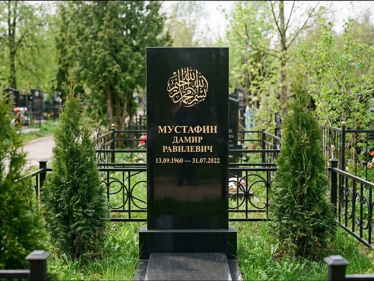 Мусульманский памятник — шахада в верхней части стелы, работа «Мустафин» в Ставрополе