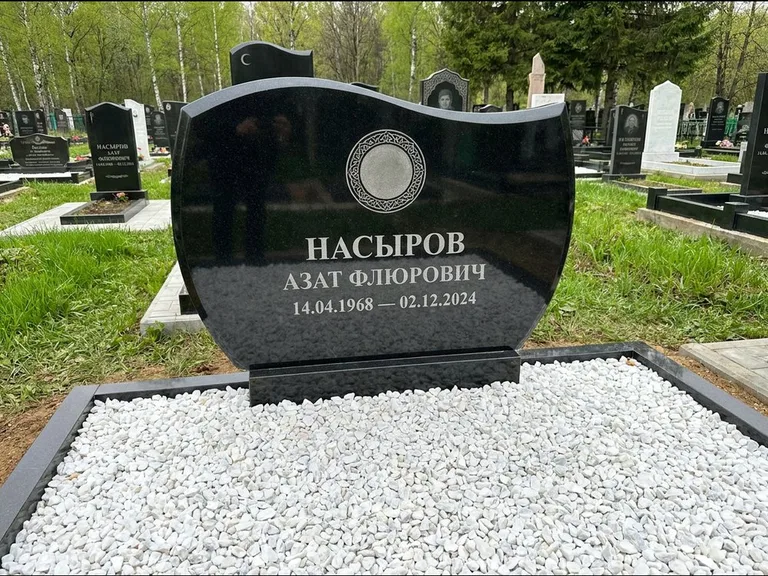 Мусульманский памятник: стела с волнообразным скошенным верхом — гравировка мечети под полумесяцем и звёздами, белая мраморная крошка с бордюром, работа «Насыров» в Ставрополе