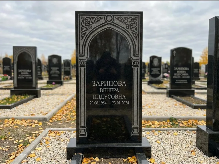 Мусульманский памятник: фигурная стела с михраб-нишей — гравировка мечети в михраб-арке с орнаментом, светлая гравийная отсыпка, работа «Зарипова» в Ставрополе