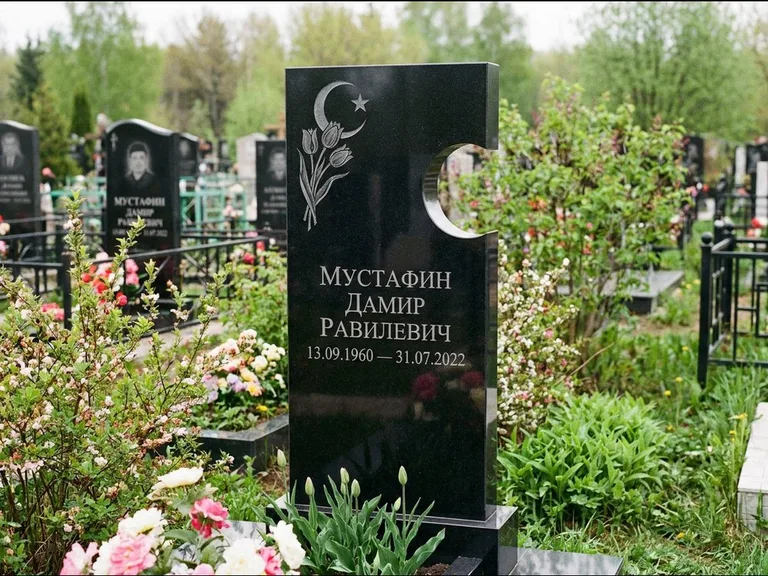 Мусульманский памятник: стела с боковым вырезом в форме полумесяца — гравировка минарета с полумесяцем, низкие кусты в цвету, работа «Мустафин» в Ставрополе