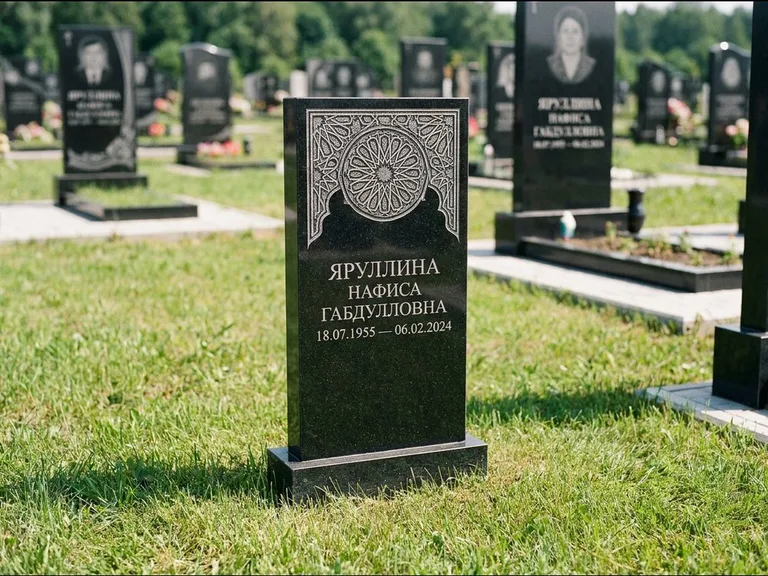 Мусульманский памятник: небольшая скромная невысокая стела — золочёная гравировка мечети, аккуратный участок с газоном, работа «Фахрутдинова» в Ставрополе