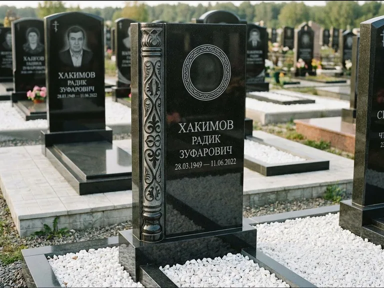 Мусульманский памятник: стела с боковой резной орнаментальной колонной — детализированная гравировка мечети Кул-Шариф, белая мраморная крошка, работа «Хабибуллин» в Ставрополе