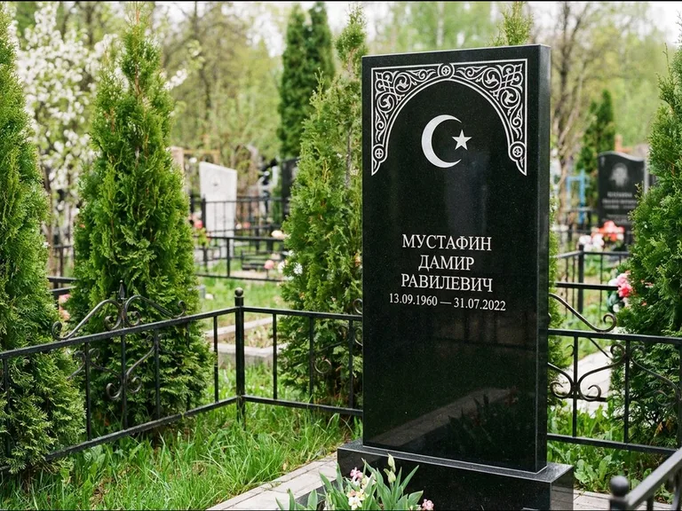 Мусульманский памятник — полумесяц со звездой и орнамент-бордюр, работа «Мустафин» в Ставрополе