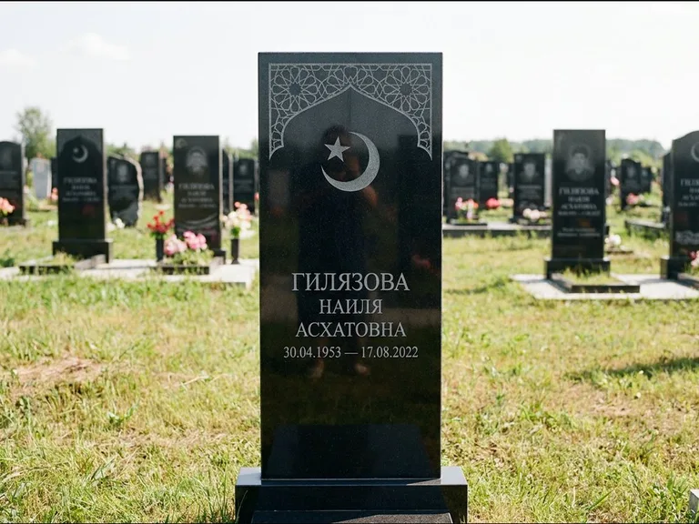 Мусульманский памятник: узкая вертикальная стела-пилон с полумесяцем — гравировка мечети в михраб-арке с орнаментом, открытая лужайка без ограды, работа «Ибрагимова» в Ставрополе