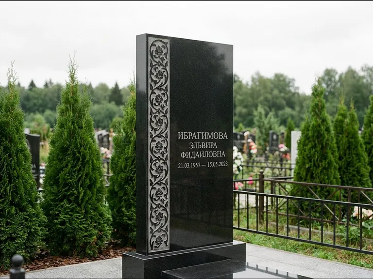 Мусульманский памятник — колонна ислими по краю стелы, работа «Ибрагимова» в Ставрополе