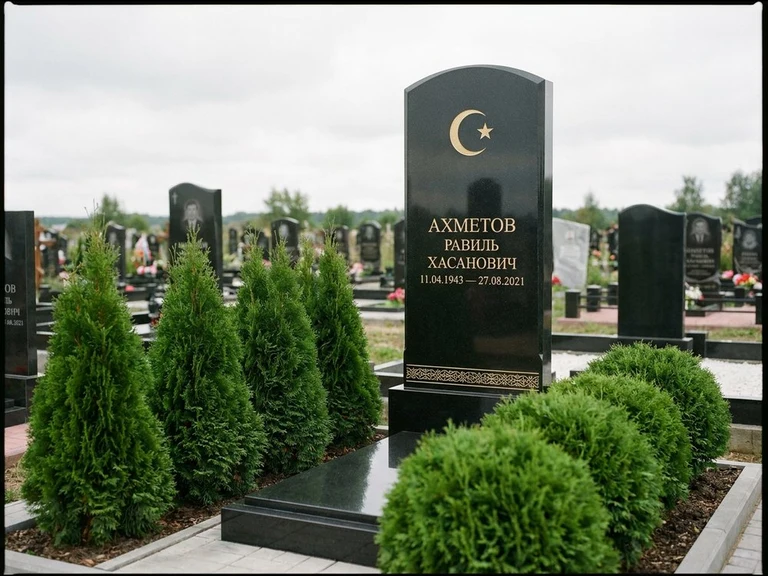 Гравировка полумесяца на памятник в Ставрополе — памятник из чёрного гранита с гравировкой