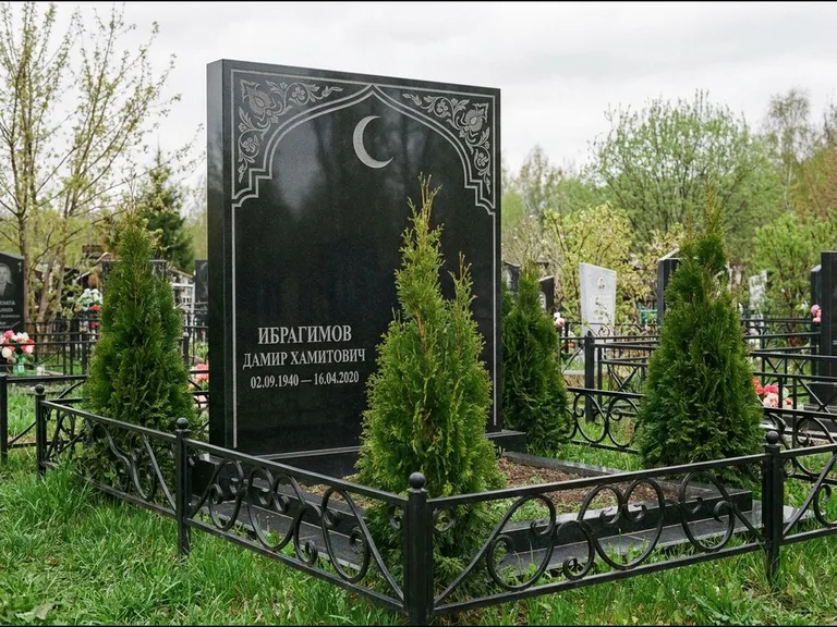 Памятник с гравировкой полумесяца — гравировка полумесяца в восточной арке с орнаментом, работа «Ибрагимов» в Ставрополе