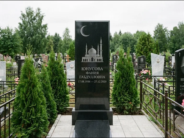Памятник с гравировкой полумесяца — гравировка полумесяца над силуэтом мечети, работа «Юнусова» в Ставрополе