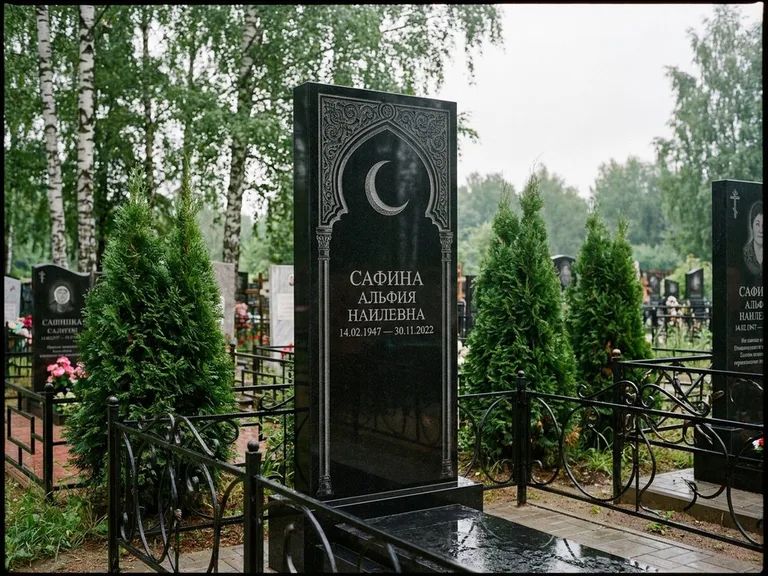 Памятник с гравировкой полумесяца — гравировка полумесяца в восточной арке с орнаментом, работа «Сафина» в Ставрополе