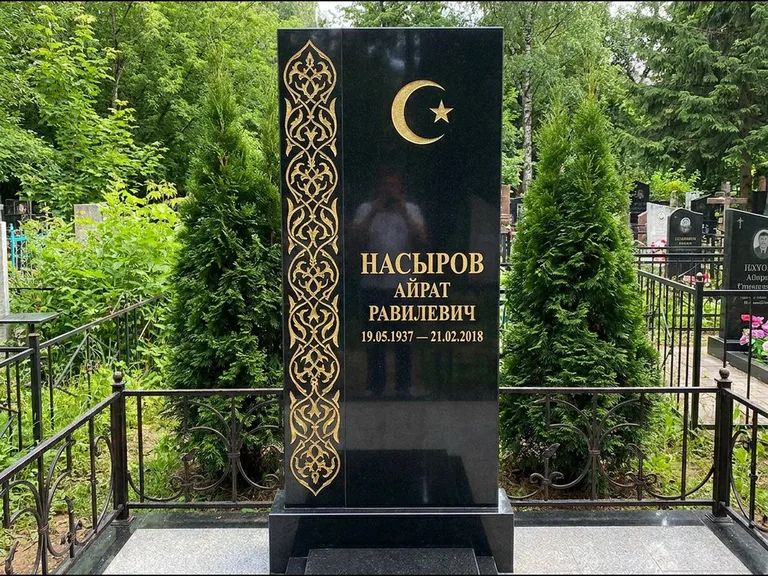 Памятник с гравировкой полумесяца — золочёный полумесяц и колонна растительного орнамента-ислими, работа «Насыров» в Ставрополе
