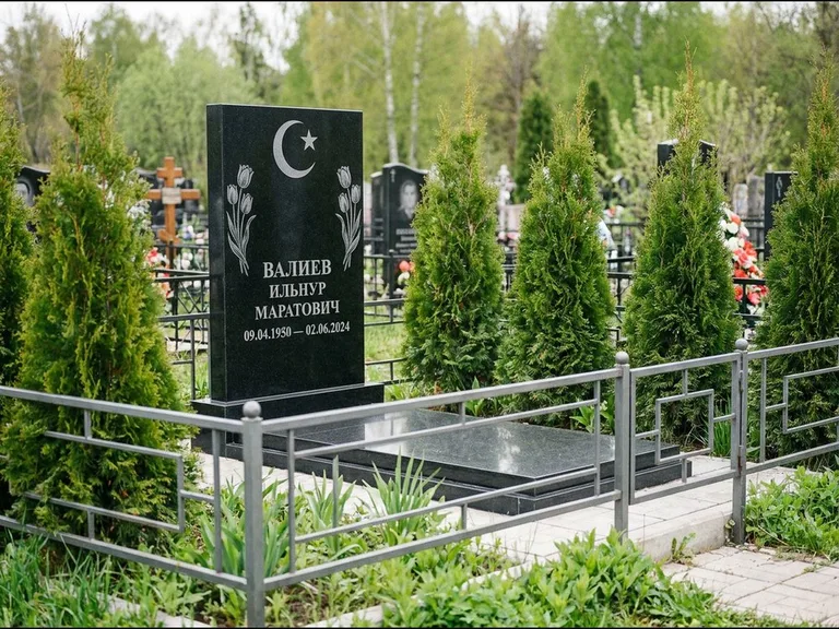 Памятник с гравировкой полумесяца — гравировка полумесяца со звездой и тюльпанами по бокам, работа «Валиев» в Ставрополе