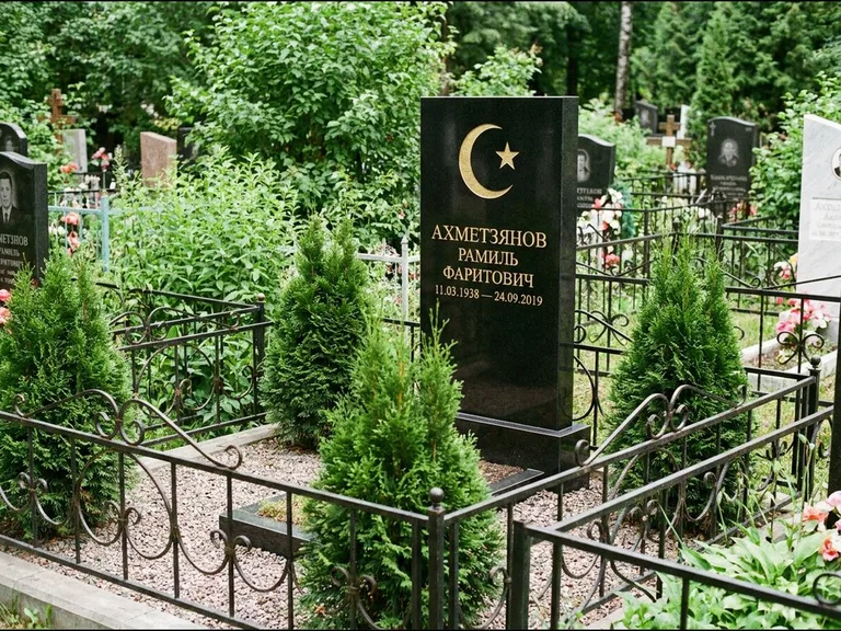 Памятник с гравировкой полумесяца — золочёная гравировка полумесяца со звездой в верхней части с, работа «Ахметзянов» в Ставрополе